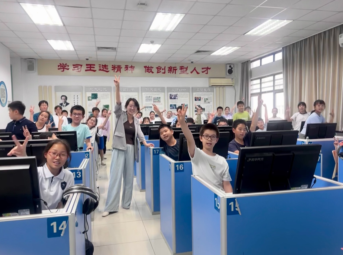 学校机房公益 AI 课堂,学生们举手互动