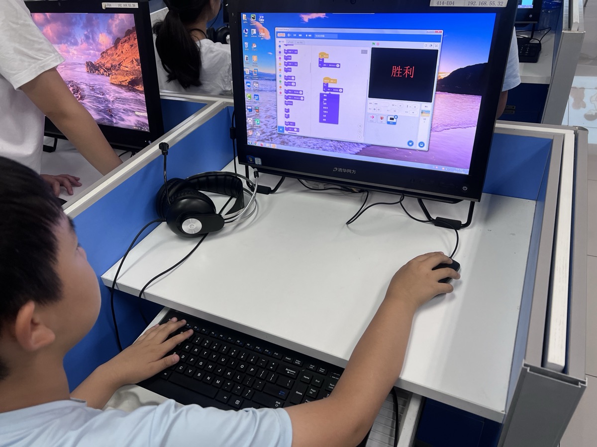 学生在公益课堂体验少儿编程